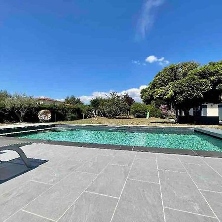 Logements Chaleureux Dans Maison Avec Piscine A 35 Min De Lyon Alix Bagian luar foto