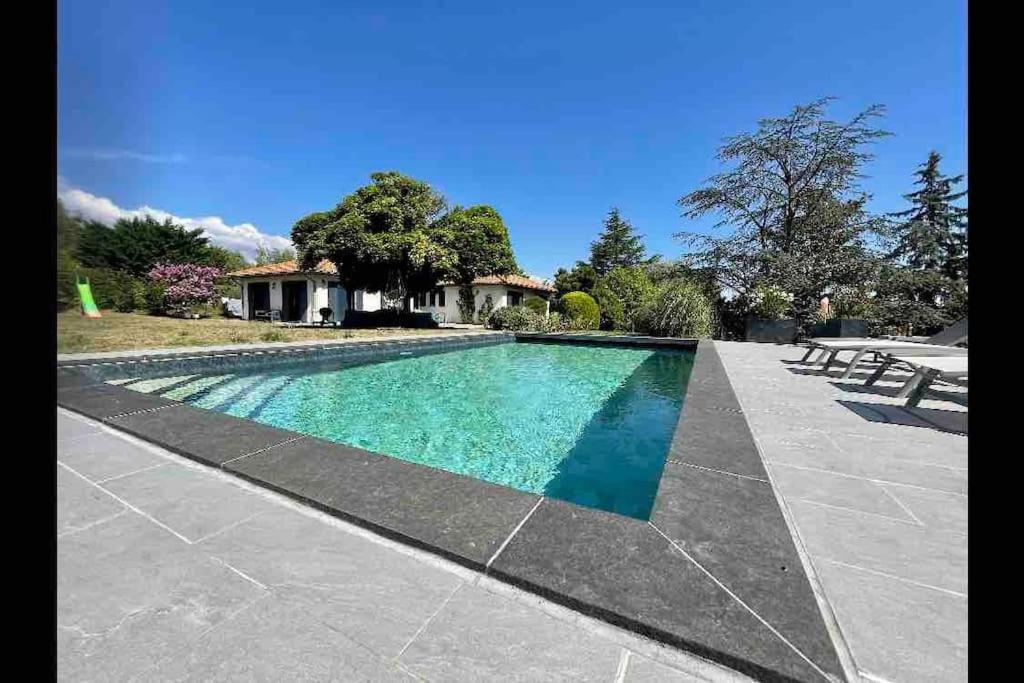 Logements Chaleureux Dans Maison Avec Piscine A 35 Min De Lyon Alix Bagian luar foto